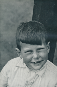 716613 Portret van een jongetje, vermoedelijk in de Jordaan te Amsterdam.